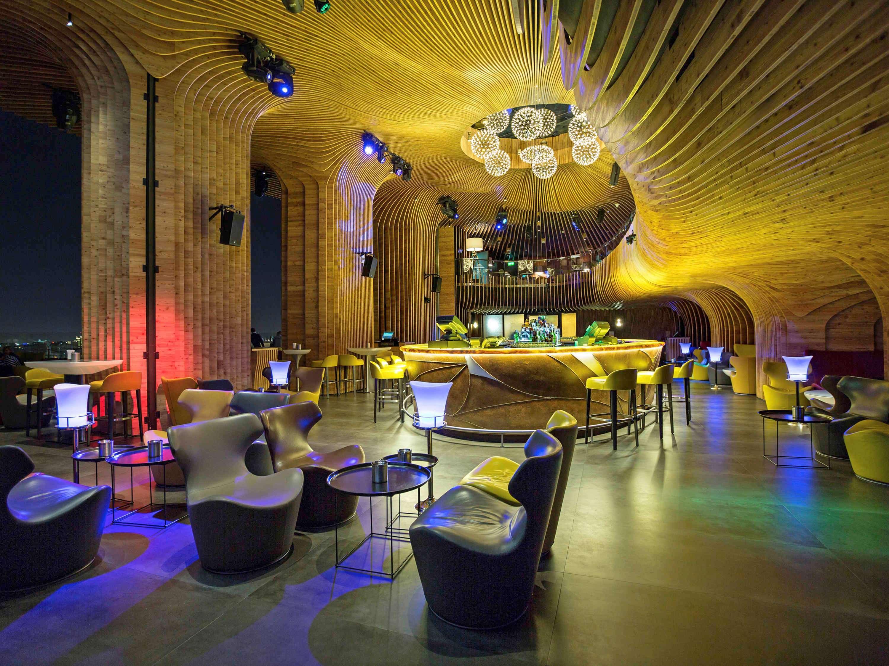 La Cigale Hotel Managed By Accor Доха Экстерьер фото The interior of the bar