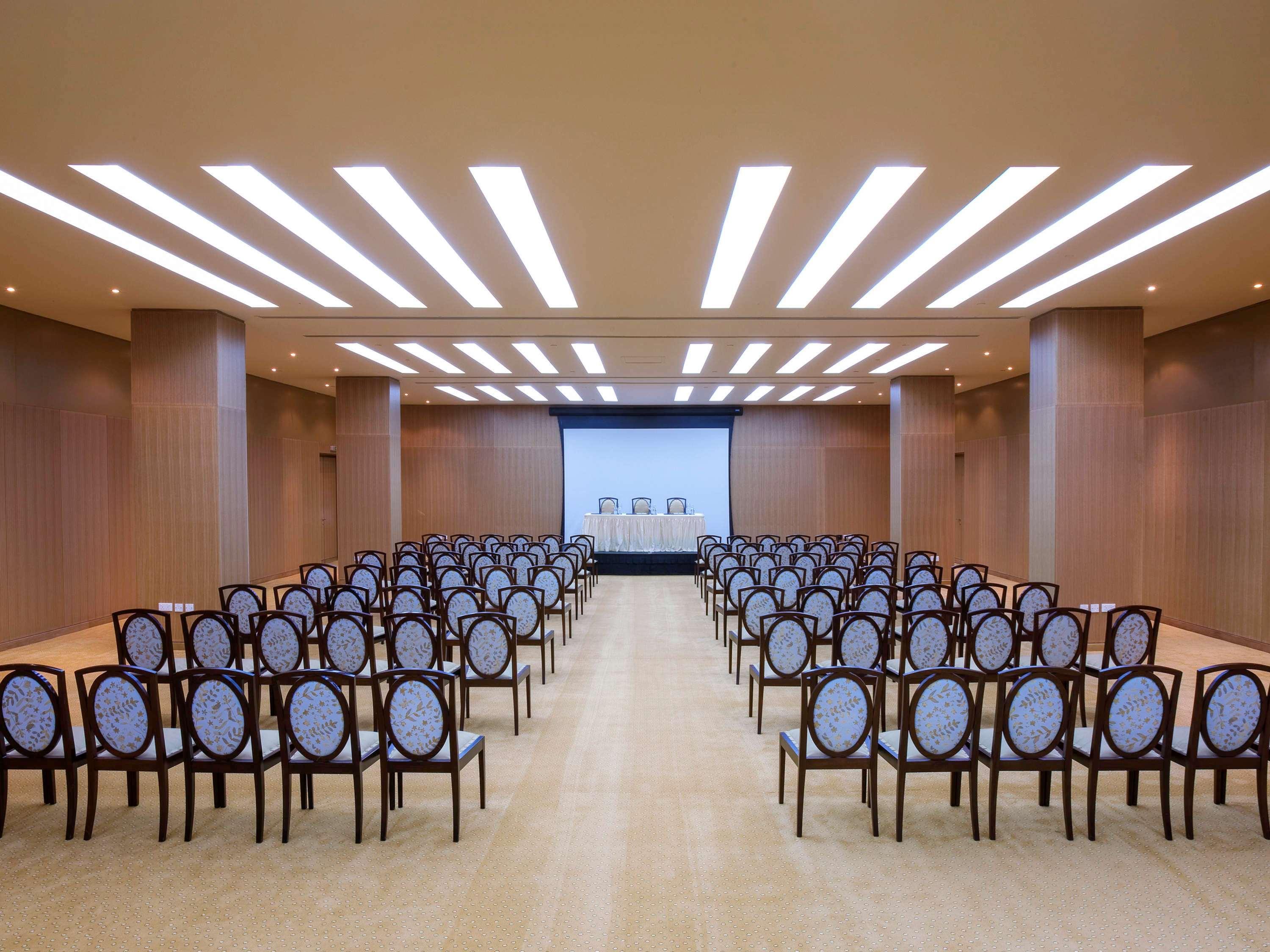 La Cigale Hotel Managed By Accor Доха Экстерьер фото Meeting room