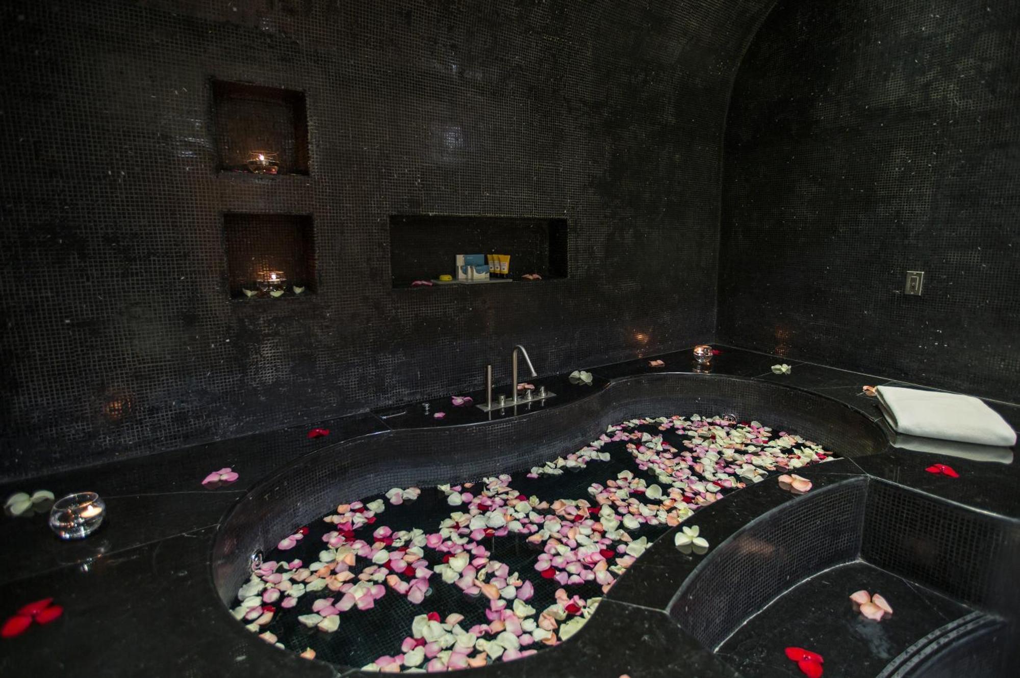 La Cigale Hotel Managed By Accor Доха Экстерьер фото A spa in the hotel