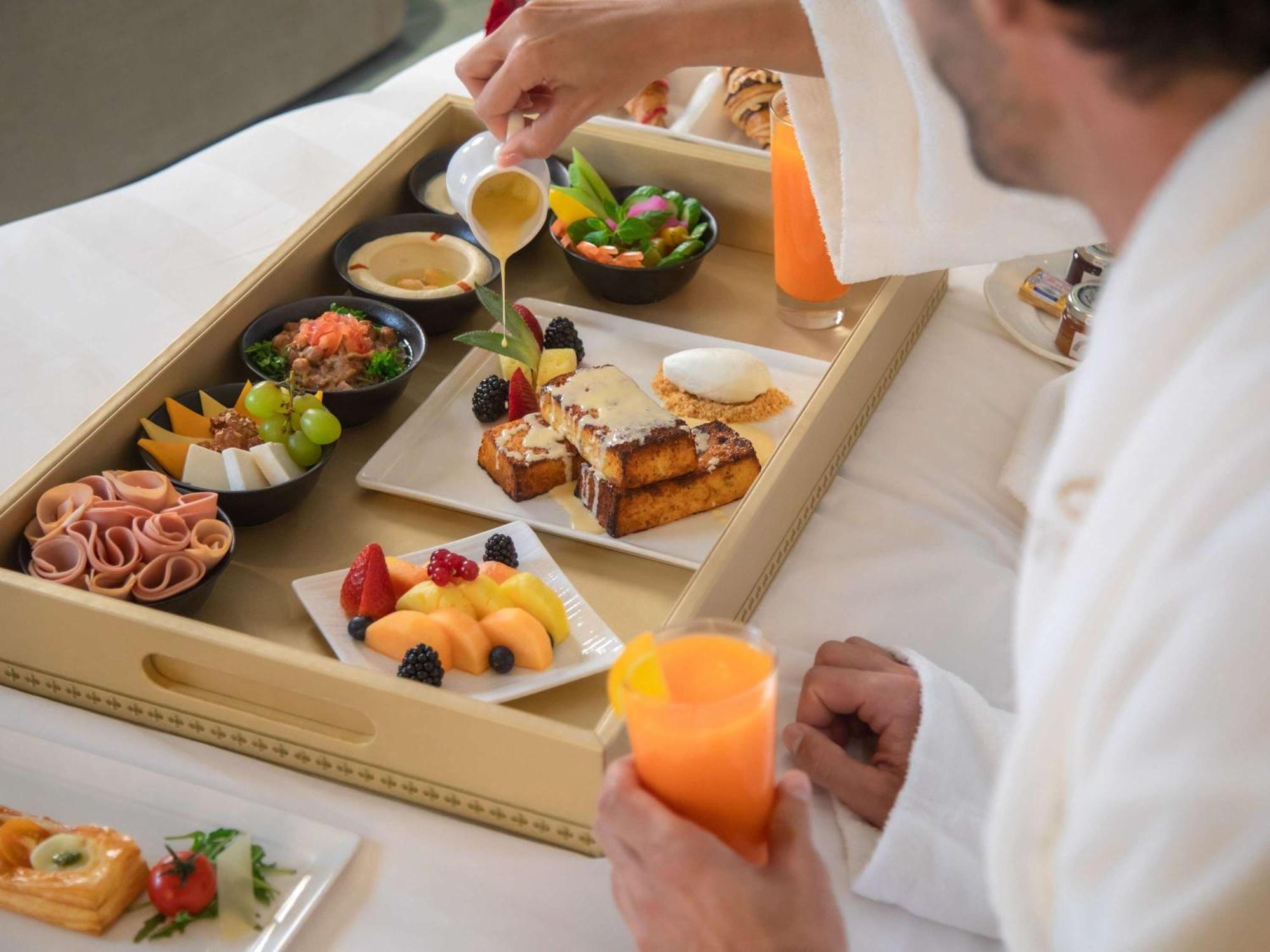 La Cigale Hotel Managed By Accor Доха Экстерьер фото A breakfast tray