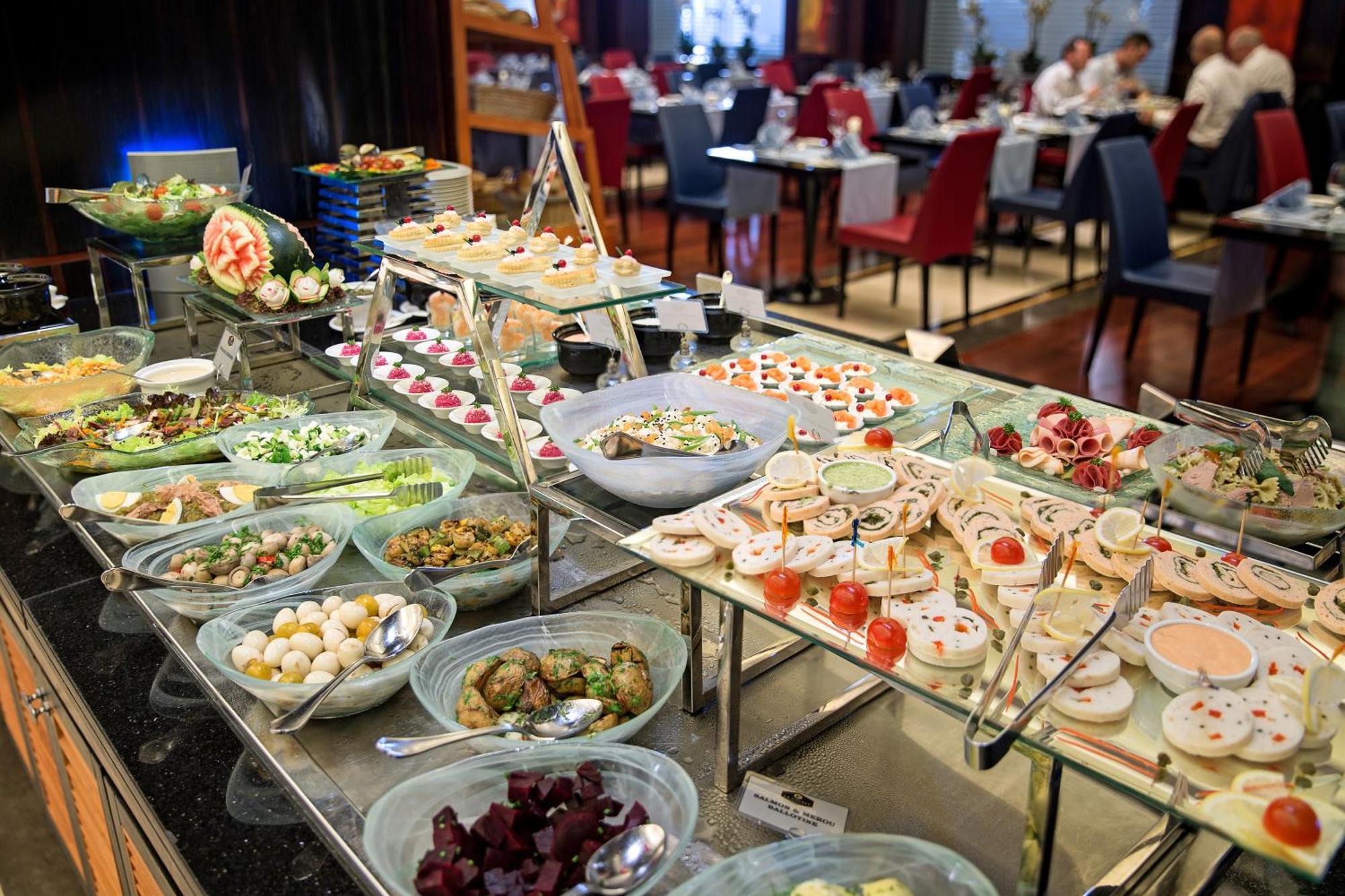 La Cigale Hotel Managed By Accor Доха Экстерьер фото A buffet at a hotel