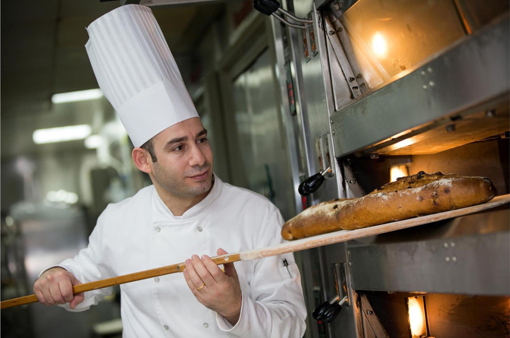 La Cigale Hotel Managed By Accor Доха Экстерьер фото A chef in a toque